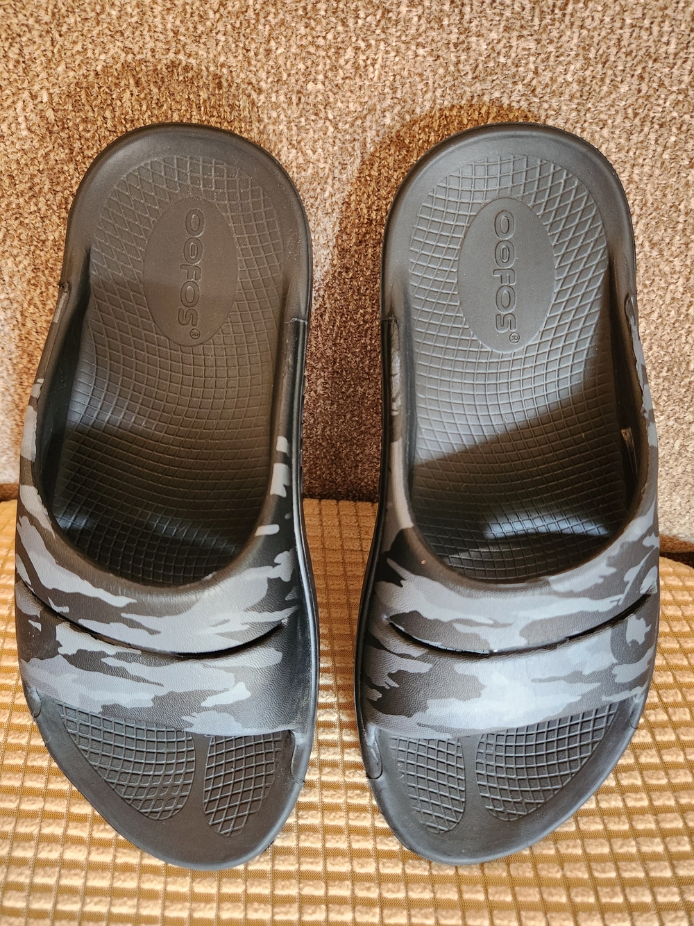 OOFOS Womens 5 Gray Black Camo Slide Sandals